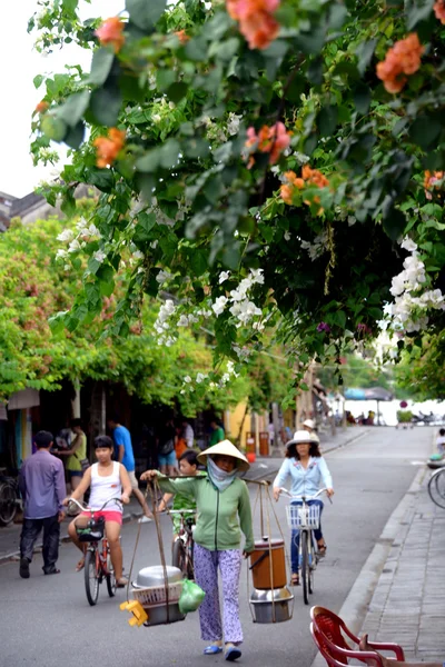 Vietnamesischer Straßenhändler at hoi an mit Hut — Stockfoto