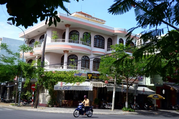 Westernhäuser in einer ruhigen Straße in Danang Vietnam — Stockfoto