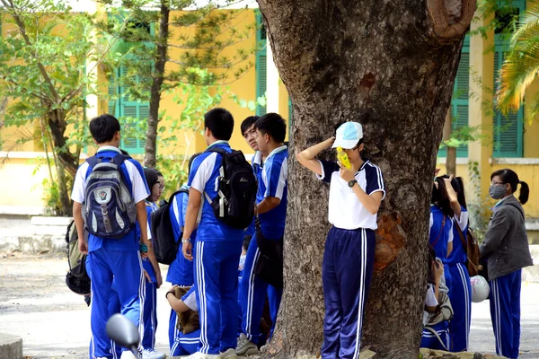 Studenti delle scuole secondarie nella scuola secondaria a Danang Vietnam — Foto Stock