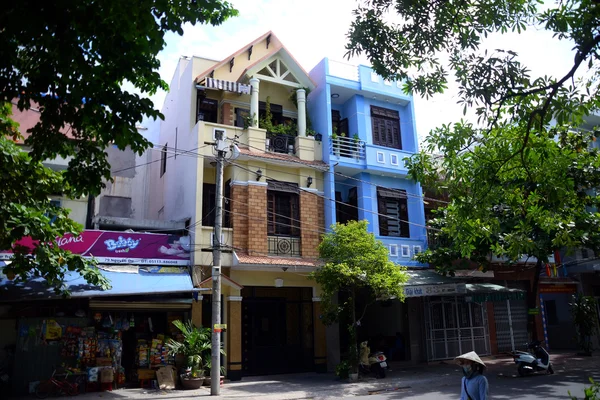 Casas ocidentais em rua tranquila em Danang Vietnã — Fotografia de Stock