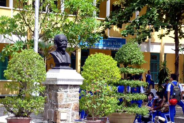 Ho Chin Minh statue in Secondary school in Danag Vietnam — Stock Photo, Image