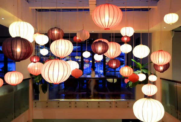 Čínské lucerny v restauraci — Stock fotografie