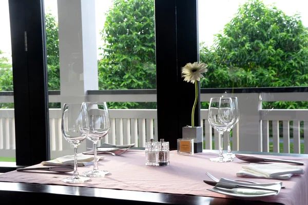 Ajuste de mesa en el restaurante —  Fotos de Stock