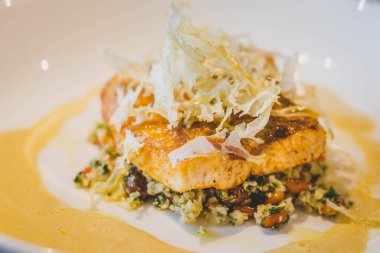 Körili tereyağında kavrulmuş deniz levreği, karnabahar.