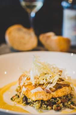 Körili tereyağında kavrulmuş deniz levreği, karnabahar.