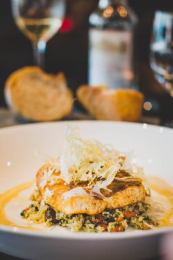 Körili tereyağında kavrulmuş deniz levreği, karnabahar.