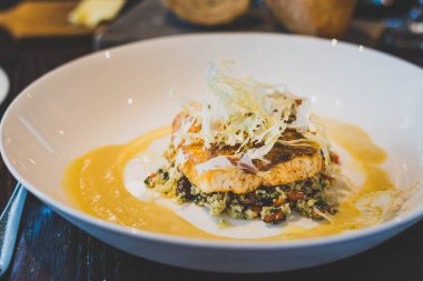 Körili tereyağında kavrulmuş deniz levreği, karnabahar.