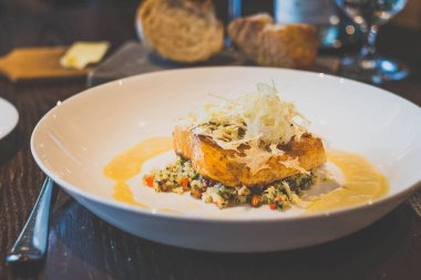 Körili tereyağında kavrulmuş deniz levreği, karnabahar.