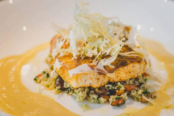 Körili tereyağında kavrulmuş deniz levreği, karnabahar.