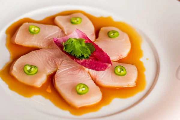 Sashimi Yellowtail Jalapeno Sos Soia Farfurie Albă — Fotografie, imagine de stoc