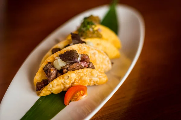 Japanische Wagyu Beef Mini Tacos Mit Chilli Ponzu Auf Weißem — Stockfoto