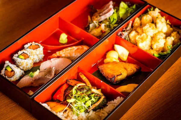 Bento Box Sashimi Sallad Matsuhisa Dressing Diverse Sushi Rock Räkor — Stockfoto