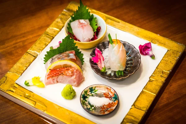 Set Pește Crud Sashimi Prezentat Farfurie Porțelan Într Restaurant Japonez — Fotografie, imagine de stoc