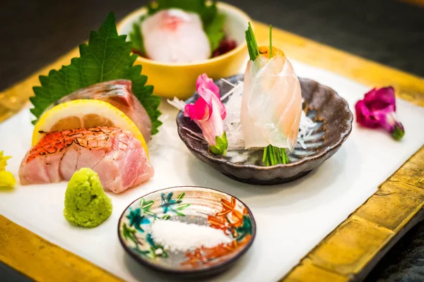 Set Pește Crud Sashimi Prezentat Farfurie Porțelan Într Restaurant Japonez — Fotografie, imagine de stoc