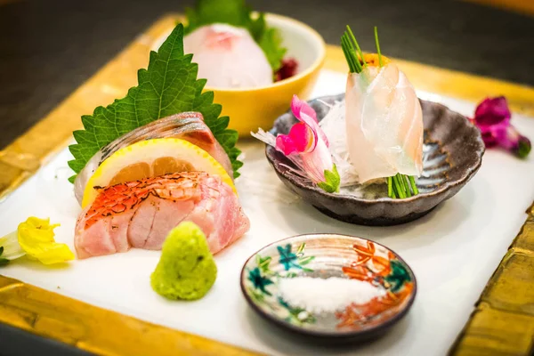 Een Rauwe Vis Sashimi Set Gepresenteerd Een China Bord Een — Stockfoto