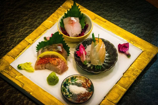 음식점에 진열되어 고령토 생생선 사시미 — 스톡 사진