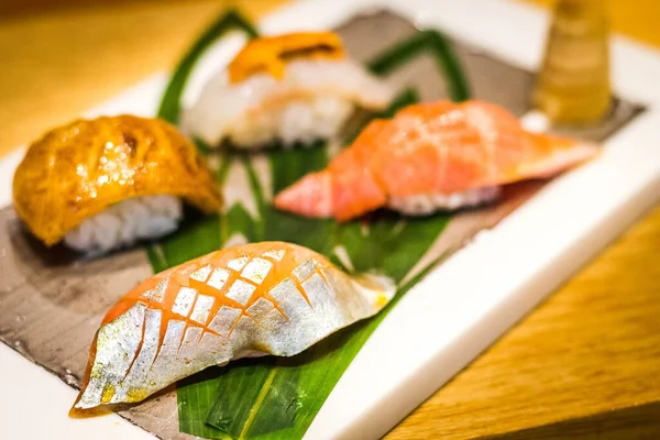 Een Verscheidenheid Aan Handgemaakte Nigiri Sushi Geserveerd Een Porseleinen Plaat — Stockfoto