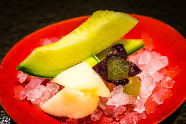 Een Bord Gesneden Fruit Zoals Meloen Peer Druif Geserveerd Ijs — Stockfoto