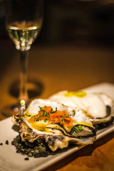 Een Paar Rauwe Galicische Oesters Geserveerd Een Wit Porseleinen Bord — Stockfoto