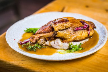 Canard du Ciel ağır ateşte pişmiş ördek bacağı, ördek göğsü, dört gras, yer elması, kişniş porto şarabı sosu.