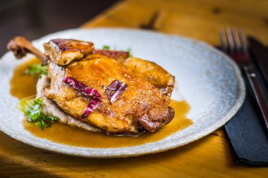 Canard du Ciel ağır ateşte pişmiş ördek bacağı, ördek göğsü, dört gras, yer elması, kişniş porto şarabı sosu.