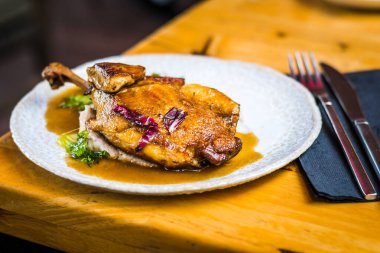 Canard du Ciel ağır ateşte pişmiş ördek bacağı, ördek göğsü, dört gras, yer elması, kişniş porto şarabı sosu.