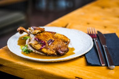 Canard du Ciel ağır ateşte pişmiş ördek bacağı, ördek göğsü, dört gras, yer elması, kişniş porto şarabı sosu.