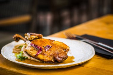 Canard du Ciel ağır ateşte pişmiş ördek bacağı, ördek göğsü, dört gras, yer elması, kişniş porto şarabı sosu.