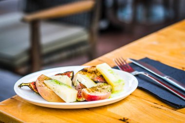 İncirli şeftali, ızgara şeftali, ızgara incir, taleggio peyniri, yuzu sosu.