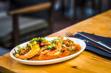 Biberli karides, sarımsak, kişniş, sucuk.