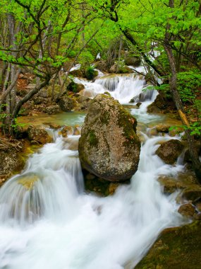 Merkezi taş şelale