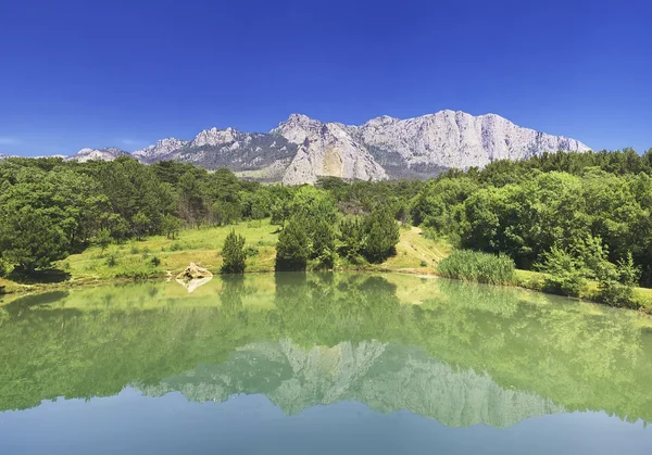 See und Spiegelungen der Berge in ihm — Stockfoto