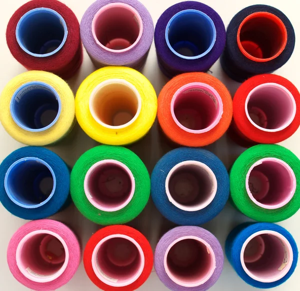 Bobinas de color de fondo de hilo — Foto de Stock