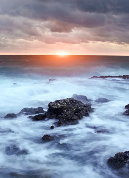 Piedras a la orilla del mar al atardecer — Foto de Stock