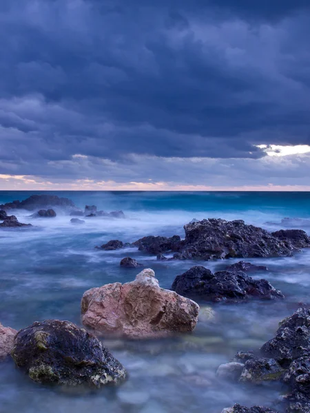 Piedras a la orilla del mar al atardecer — Foto de Stock