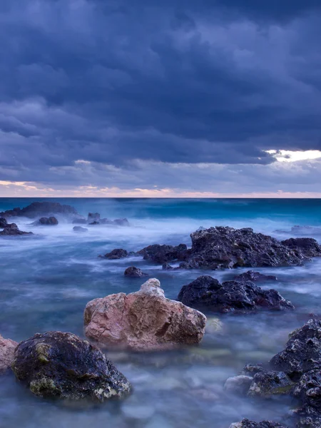 Pietre al mare al tramonto — Foto Stock