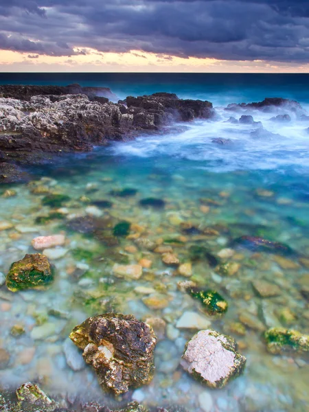 Piedras a la orilla del mar al atardecer — Foto de Stock