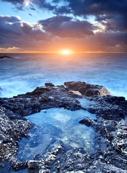 Pedras à beira-mar ao pôr-do-sol — Fotografia de Stock