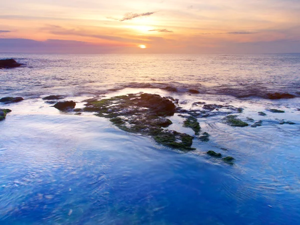 Pedras à beira-mar ao pôr-do-sol — Fotografia de Stock