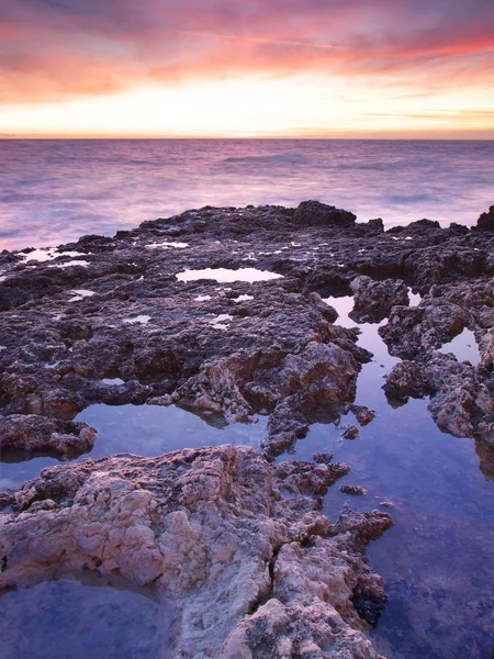 Stenen aan de kust in de zonsondergang — Stockfoto