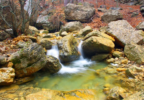 Taşlar arasında şelale. — Stok fotoğraf