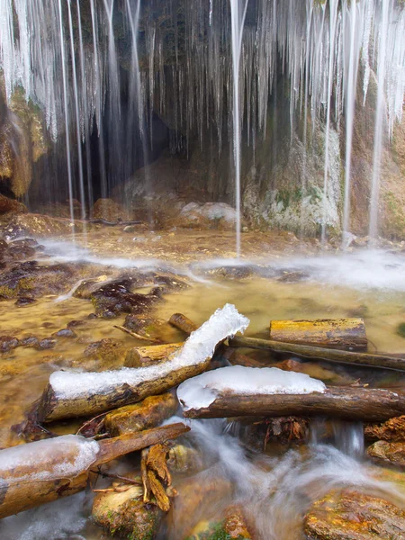 Eiszapfen auf hohem Wasserfall — Stockfoto