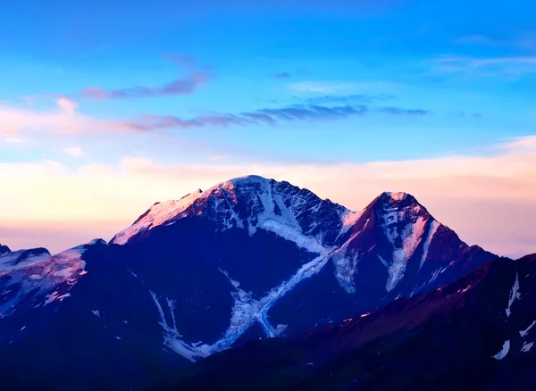 Montagnes et nuages au coucher du soleil . — Photo