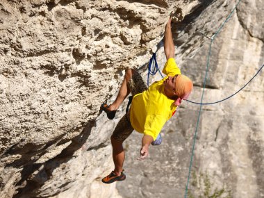 adam yüksek kayalara tırmanma