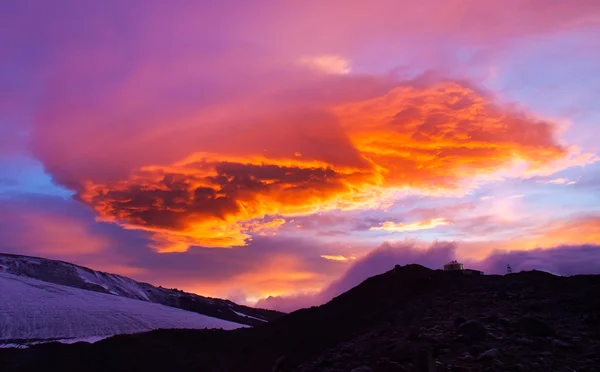 山と日没の間に雲. — ストック写真