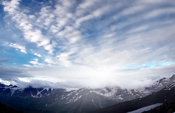 Weiße Wolke hoch in den Bergen. — Stockfoto