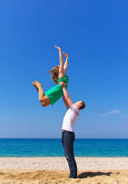 Glückliches Paar an einem Strand. — Stockfoto