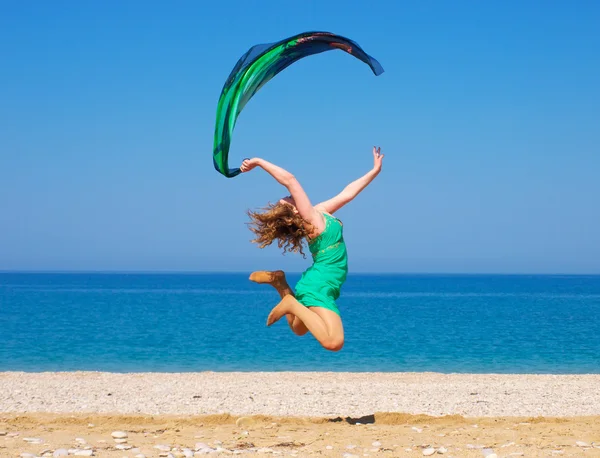Dívka skákání na pláži. — Stock fotografie