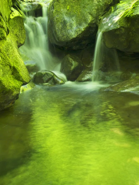 Cachoeira e pequeno lago — Fotografia de Stock