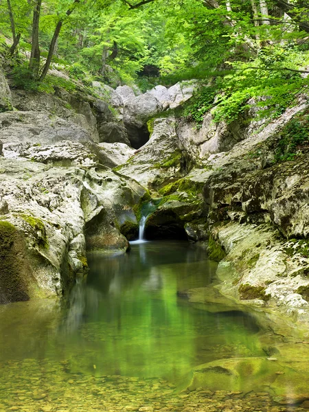 Waterfall and small lake — Stock Photo, Image